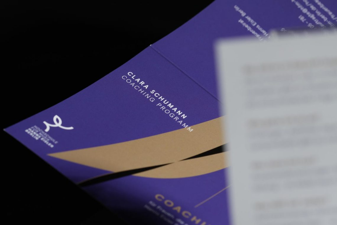 Grafikdesign Folder Clara Schumann Coaching Programm